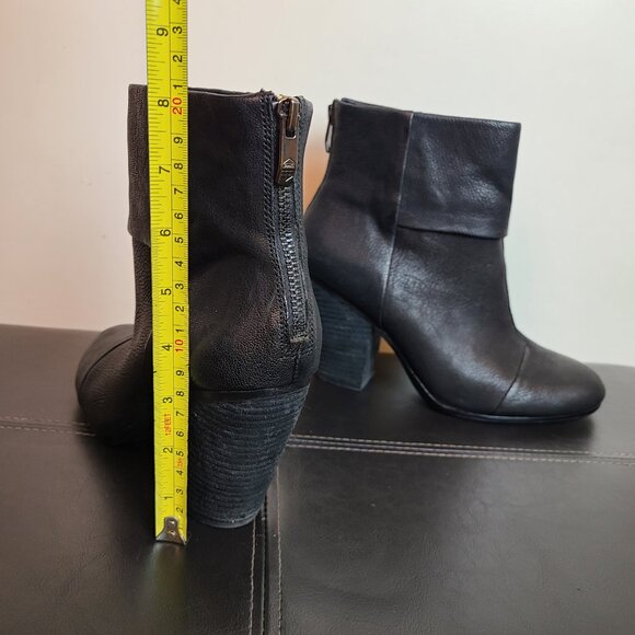 VINCE CAMUTO ‐ Leather Heel Ankle Bootie w/Box - Picture 13 of 16